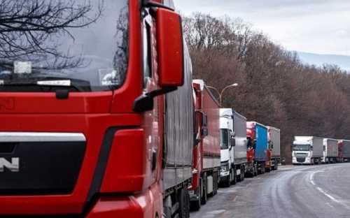 На польському кордоні залишаються заблокованими близько 2600 вантажівок